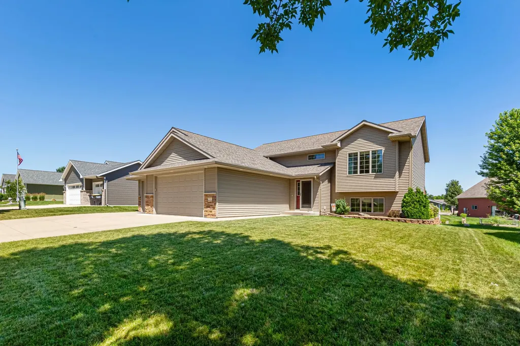 228 Creekside Drive Eagle Lake MN 56024
