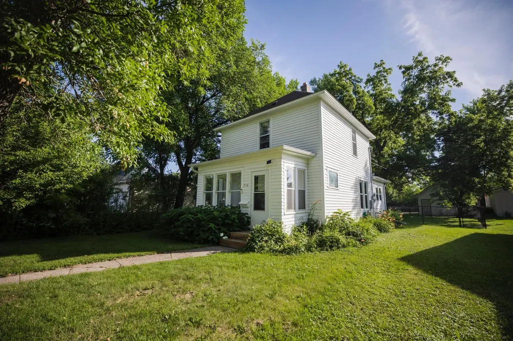 716 Lyndale Avenue Morris MN 56267