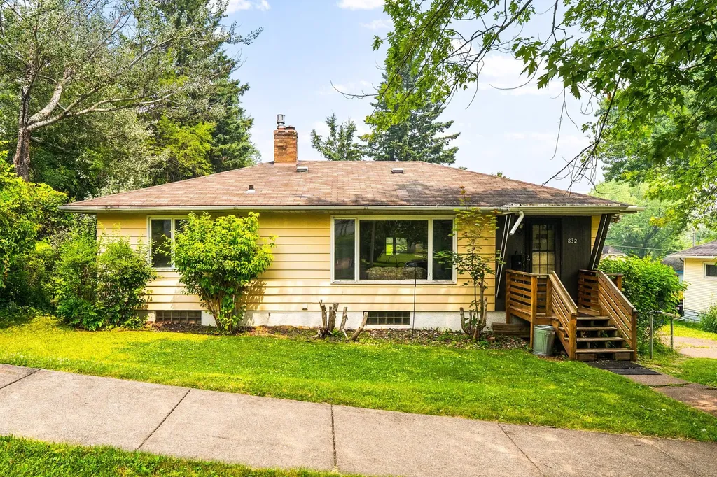 832 N 43rd Avenue W Duluth MN 55807