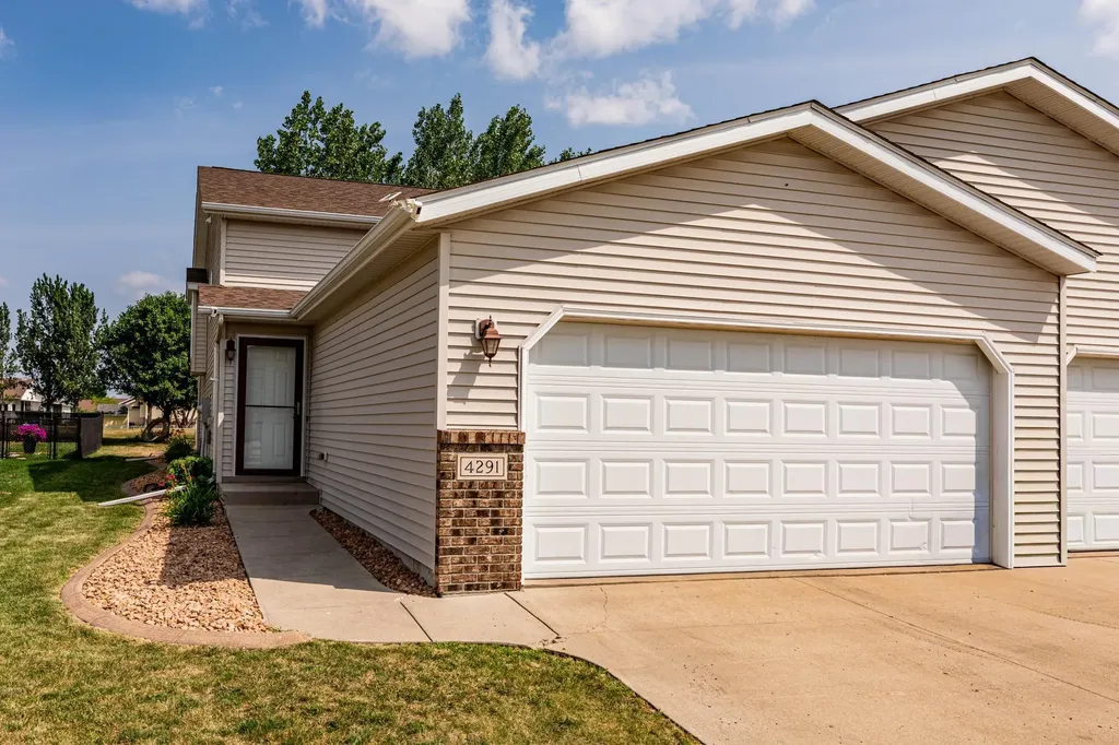4291 39th Avenue S Fargo ND 58104