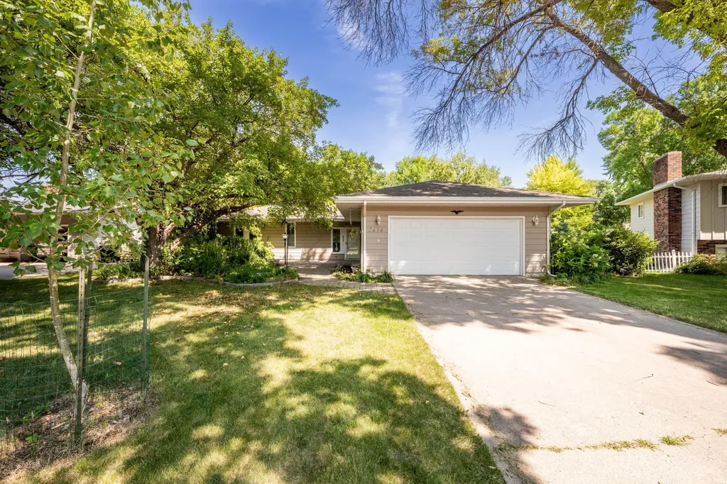 2474 W Country Club Drive S Fargo ND 58103