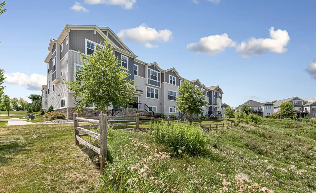 860 Roselyn Drive Victoria MN 55386