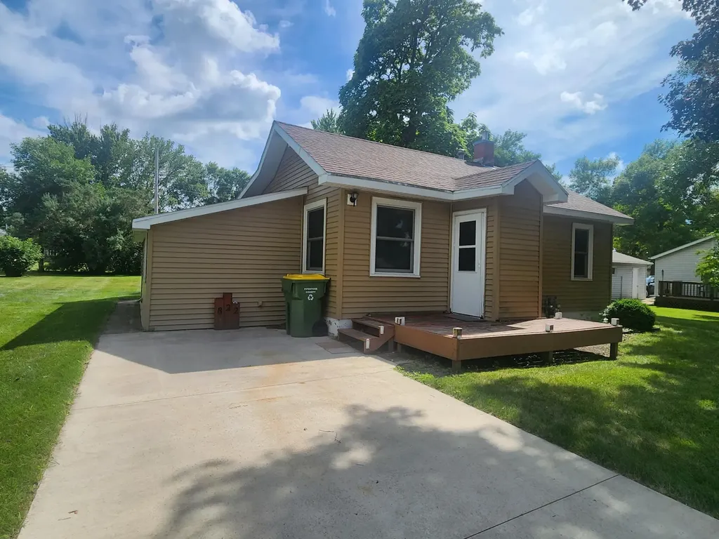 822 2nd Street NW Pipestone MN 56164