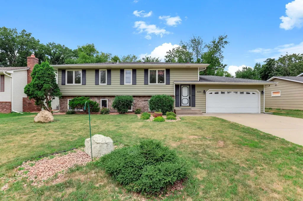 525 Lakewood Drive S Maplewood MN 55119