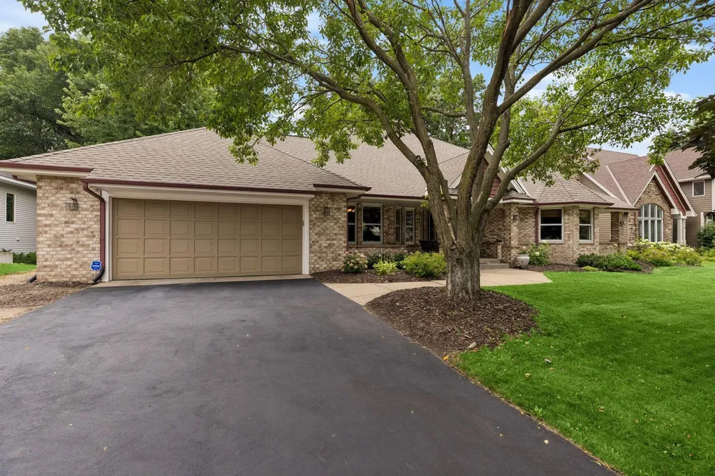 2488 Hillwood Drive E Maplewood MN 55119