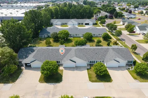 4752 10th Avenue S Fargo ND 58103