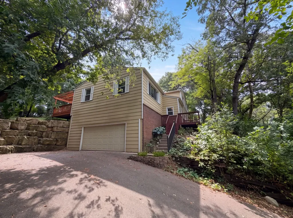 2509 Oakwood Drive Burnsville MN 55306