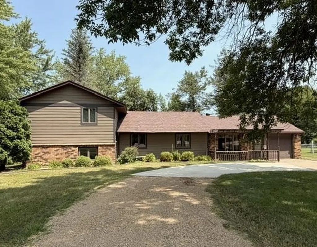 2022 River Road Windom MN 56101