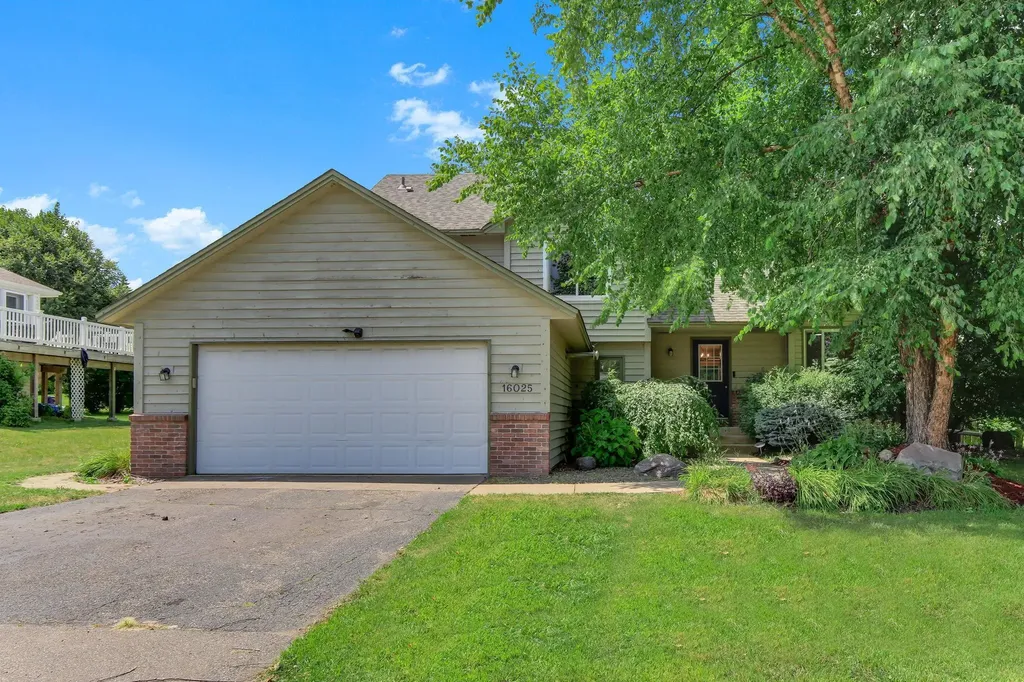 16025 Grove Trail Lakeville MN 55044