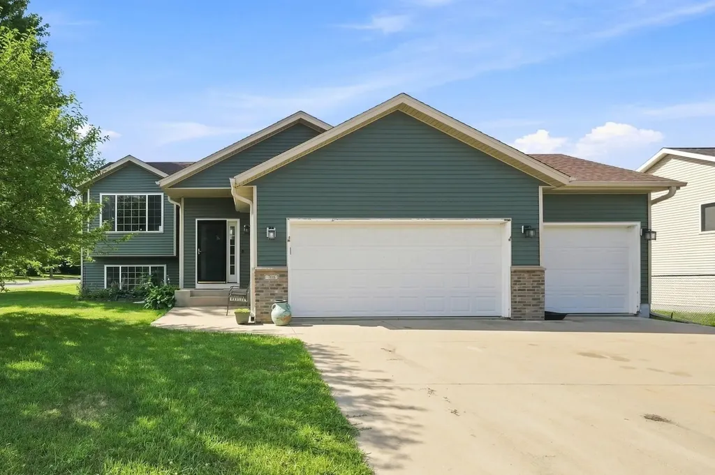 708 Maplebrook Drive NE Stewartville MN 55976