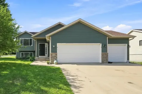 708 Maplebrook Drive NE Stewartville MN 55976