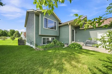 708 Maplebrook Drive NE Stewartville MN 55976