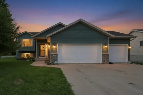 708 Maplebrook Drive NE Stewartville MN 55976
