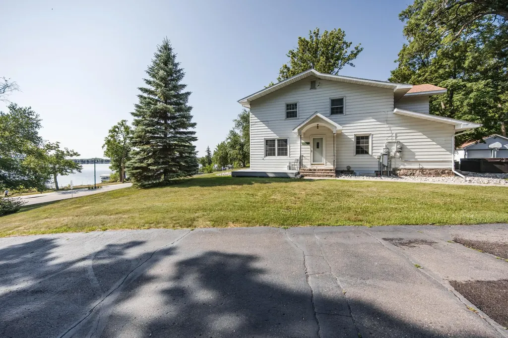 1104 W Lake Drive Detroit Lakes MN 56501