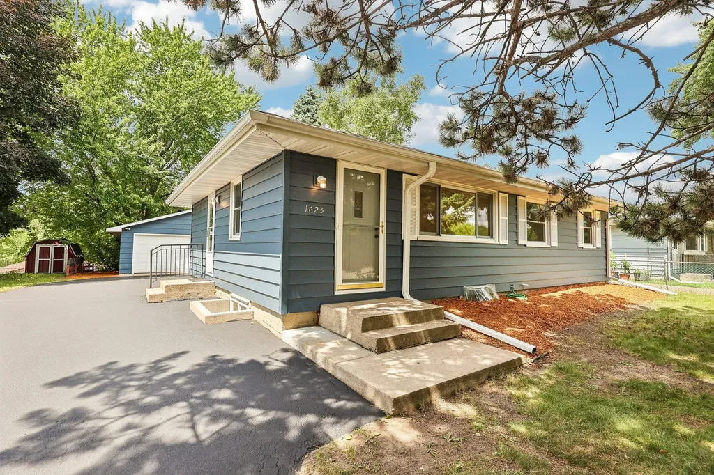 1625 Flag Avenue N Golden Valley MN 55427