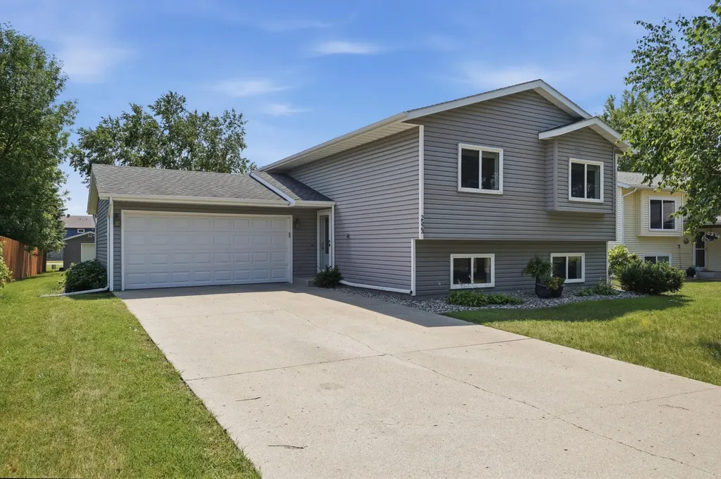 2523 33rd Avenue S Moorhead MN 56560