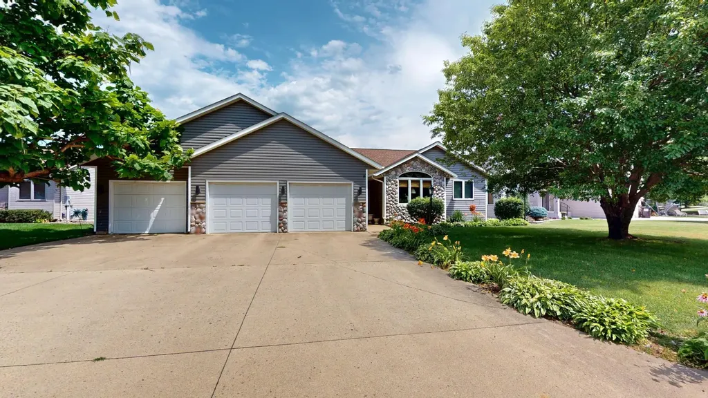 1906 Greenwood Drive Albert Lea MN 56007