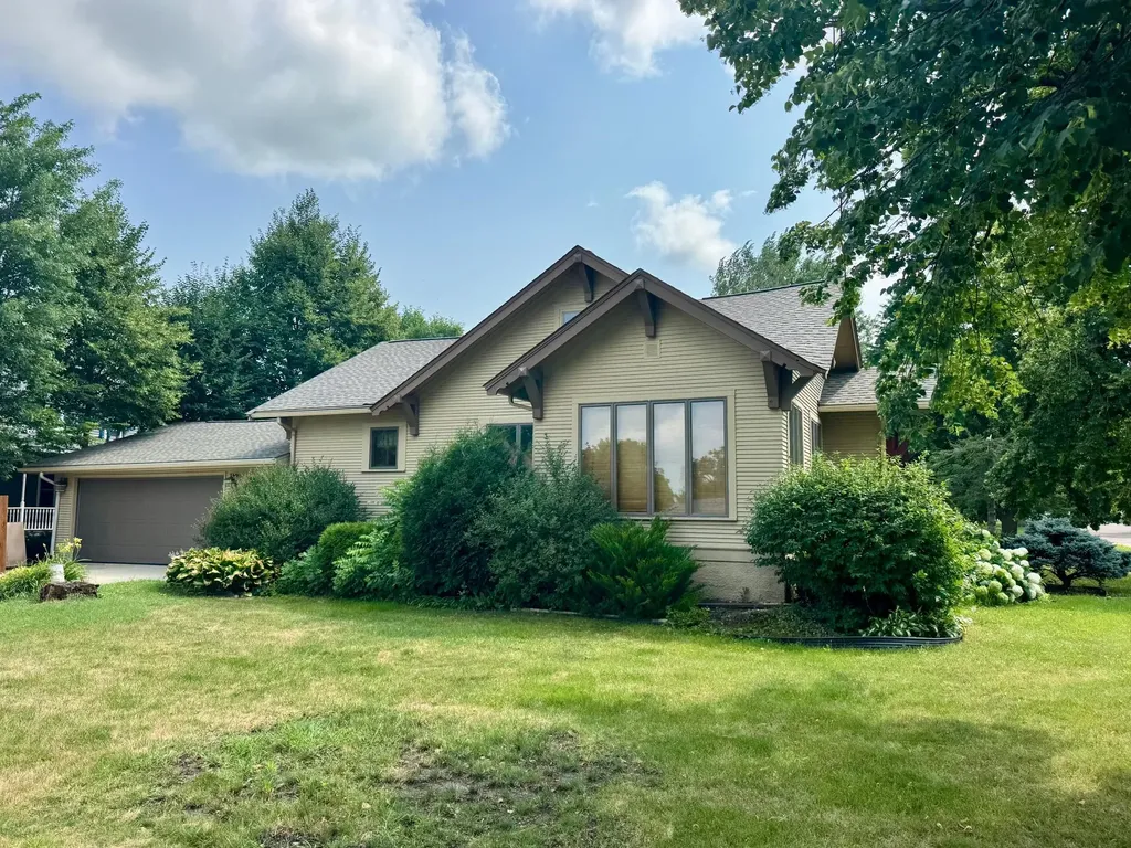 1008 W Ash Avenue Olivia MN 56277