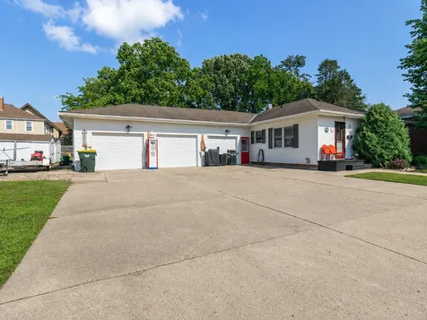 10 Buck Avenue NE Madelia MN 56062