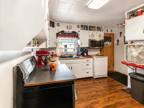 10 Buck Avenue NE Madelia MN 56062