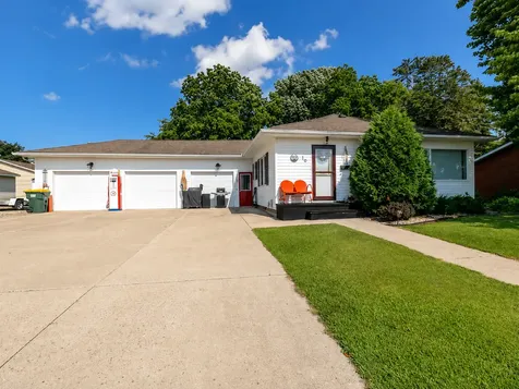 10 Buck Avenue NE Madelia MN 56062