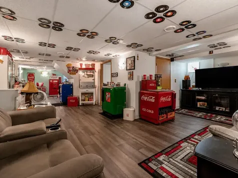 10 Buck Avenue NE Madelia MN 56062