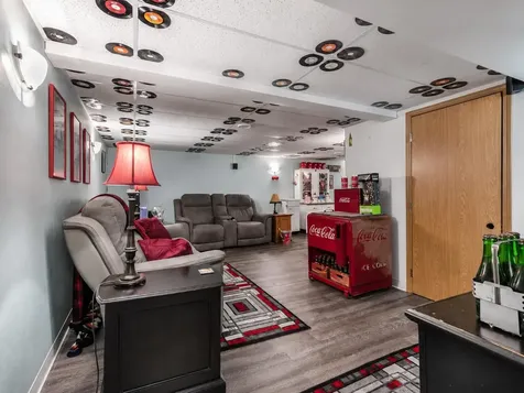 10 Buck Avenue NE Madelia MN 56062
