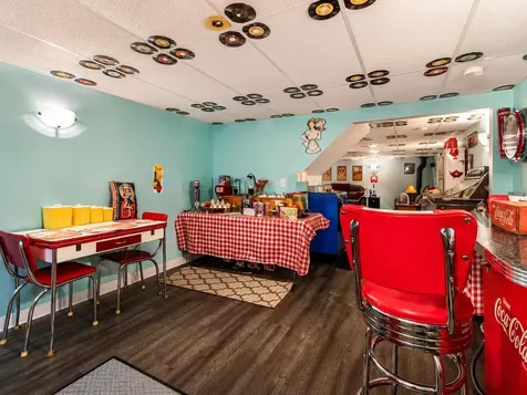 10 Buck Avenue NE Madelia MN 56062