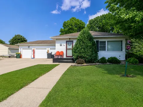 10 Buck Avenue NE Madelia MN 56062