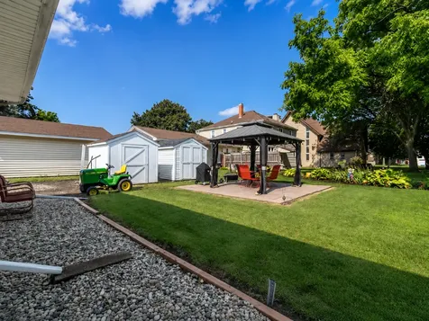 10 Buck Avenue NE Madelia MN 56062