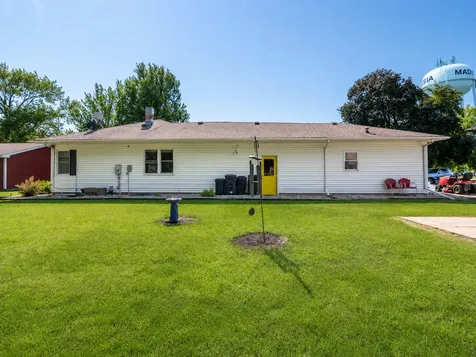 10 Buck Avenue NE Madelia MN 56062