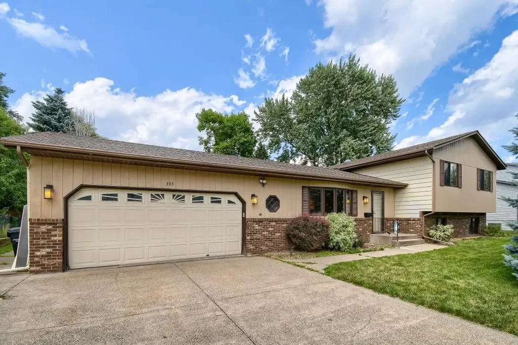 383 Belmont Lane E Maplewood MN 55117
