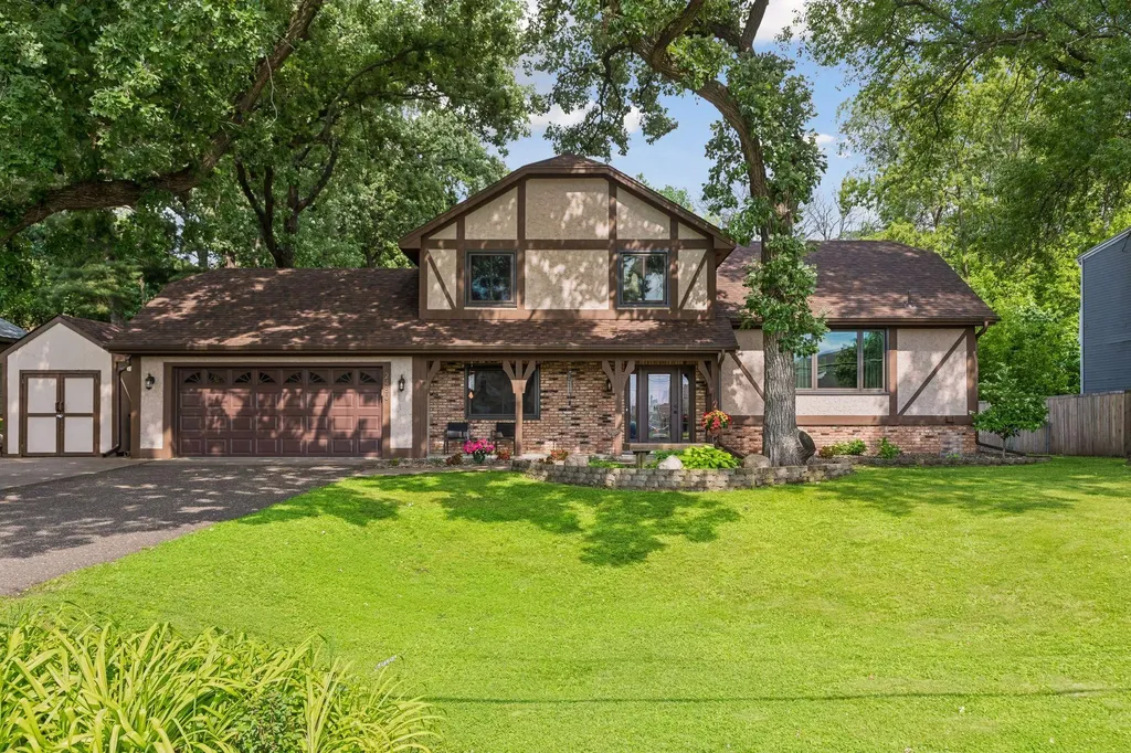 2480 Ariel Street N North Saint Paul MN 55109