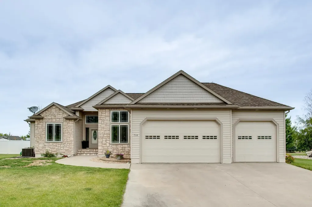 718 N Sedona Drive West Fargo ND 58078