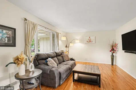 981 Oriole Drive Apple Valley MN 55124