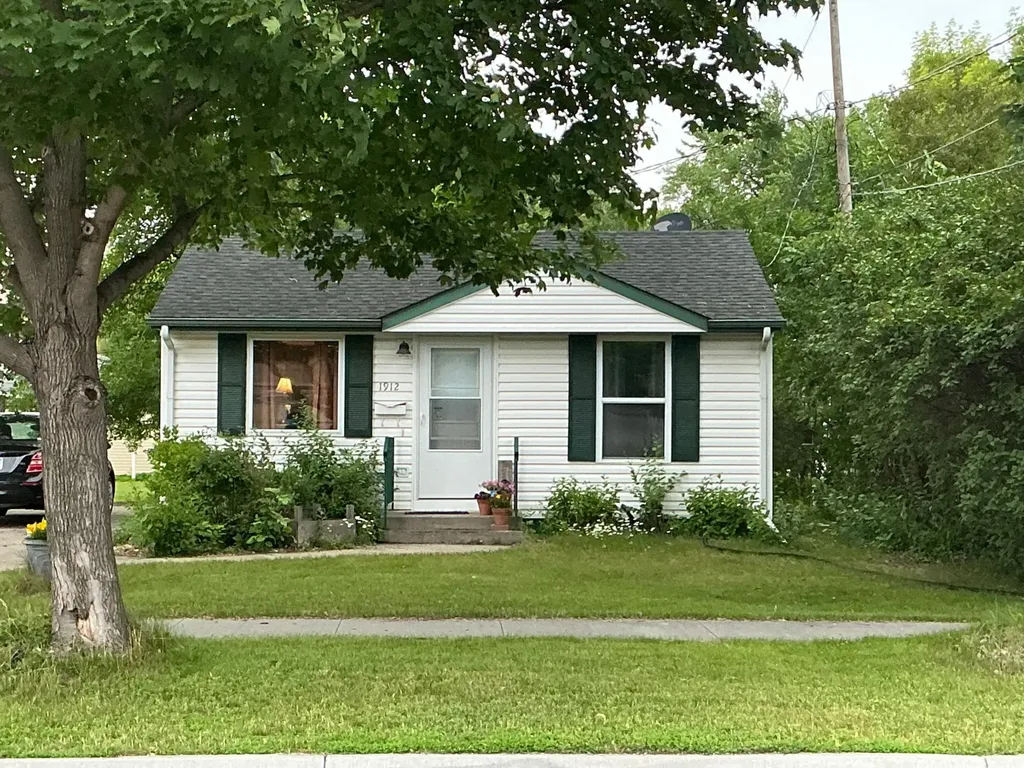 1912 N 6th Avenue N Moorhead MN 56560