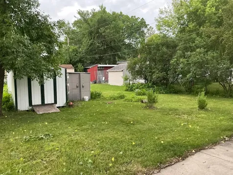 1912 N 6th Avenue N Moorhead MN 56560