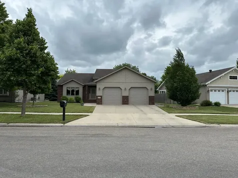 607 13th Avenue N Moorhead MN 56560