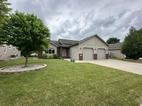 607 13th Avenue N Moorhead MN 56560