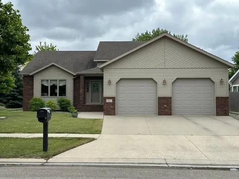 607 13th Avenue N Moorhead MN 56560
