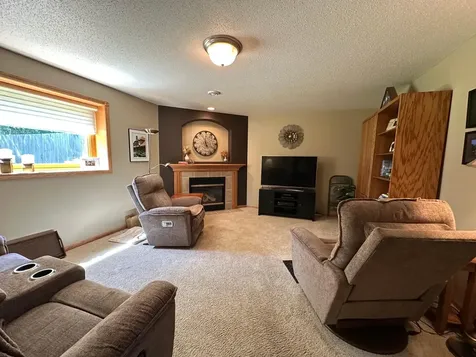 607 13th Avenue N Moorhead MN 56560