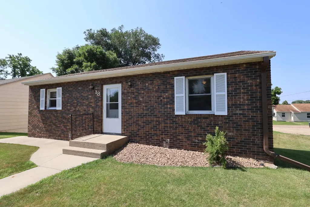 18 S Oregon Avenue Morris MN 56267