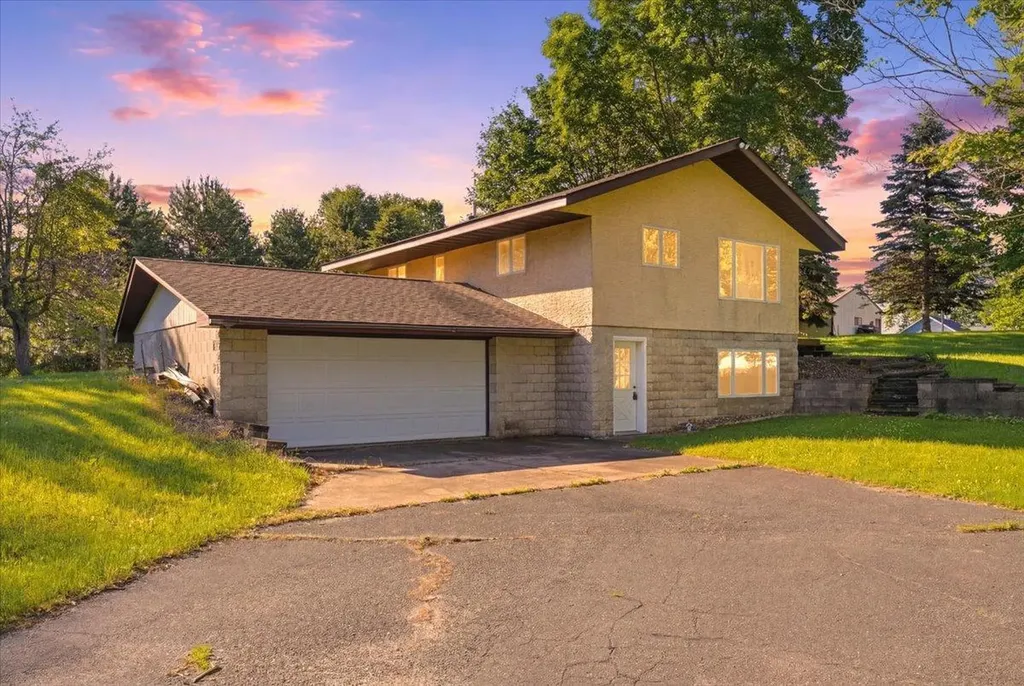 796 Magnor Lake Drive Clayton WI 54004