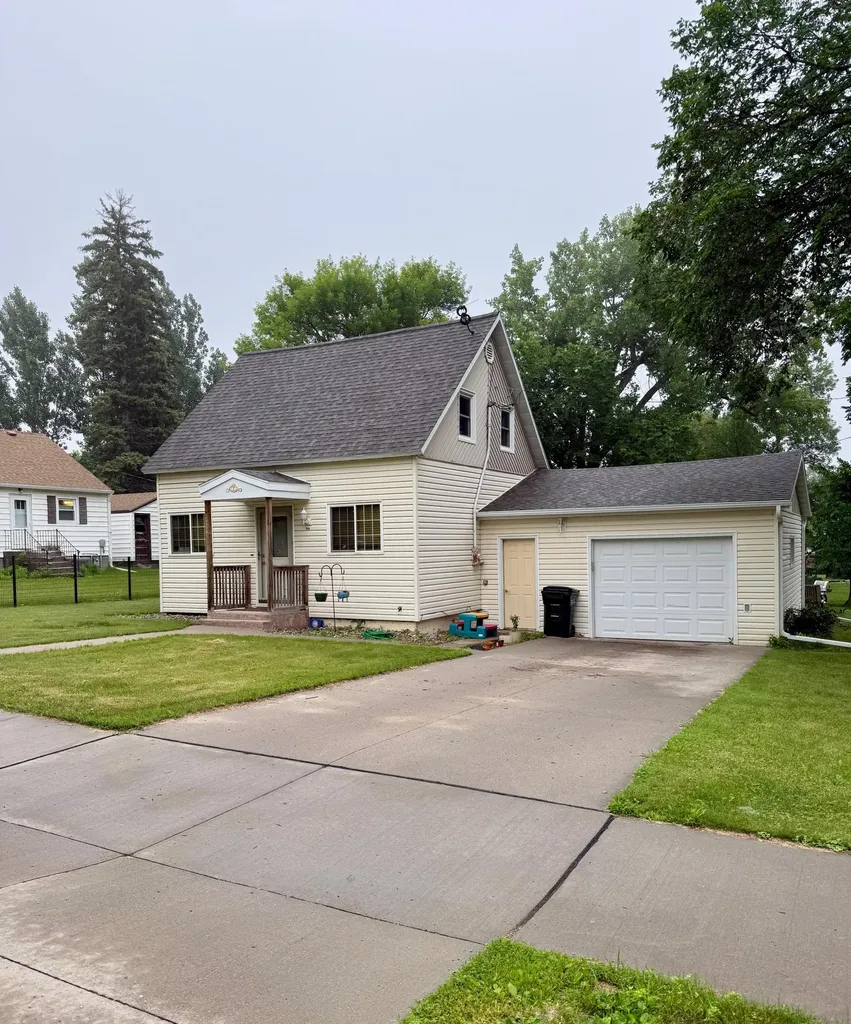 744 5th Avenue NW Valley City ND 58072