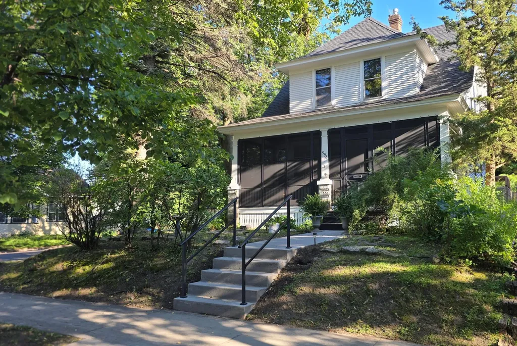 998 Margaret Street Saint Paul MN 55106