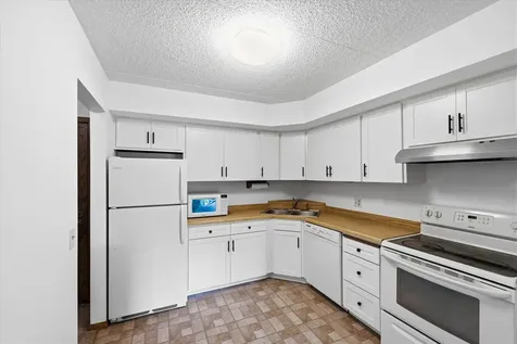 2455 Londin Lane E Maplewood MN 55119