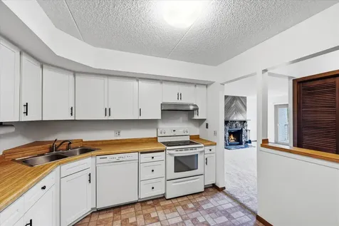 2455 Londin Lane E Maplewood MN 55119