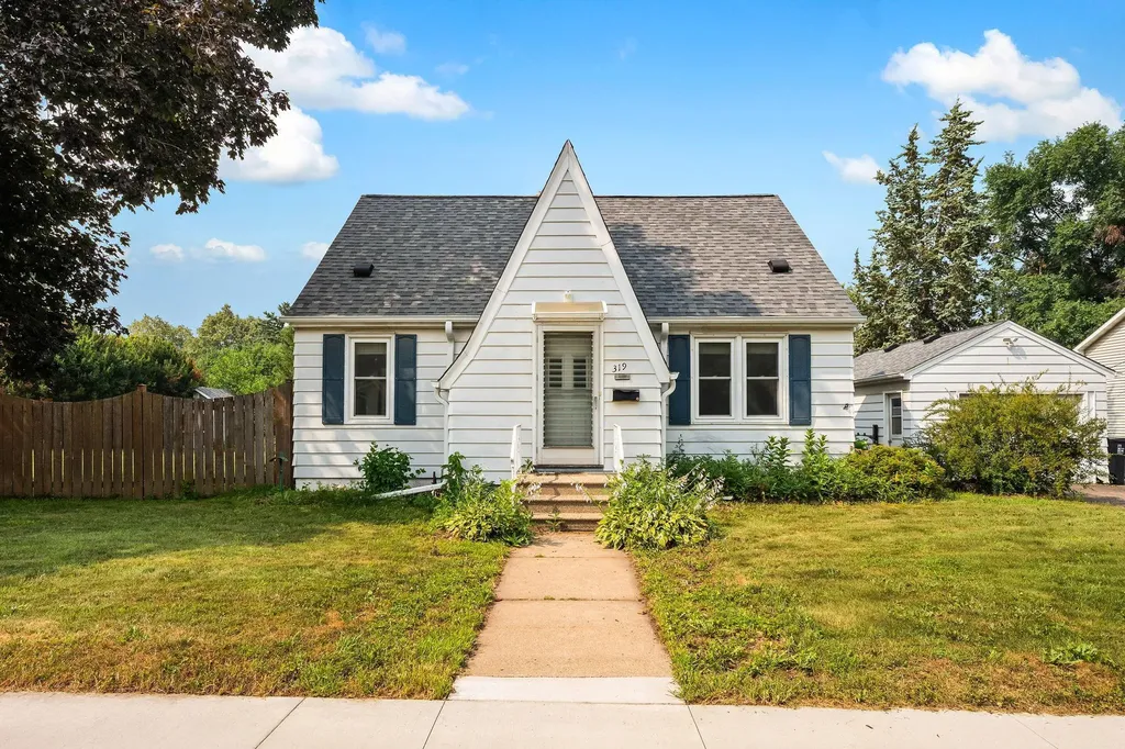 319 Annapolis Street E West Saint Paul MN 55118
