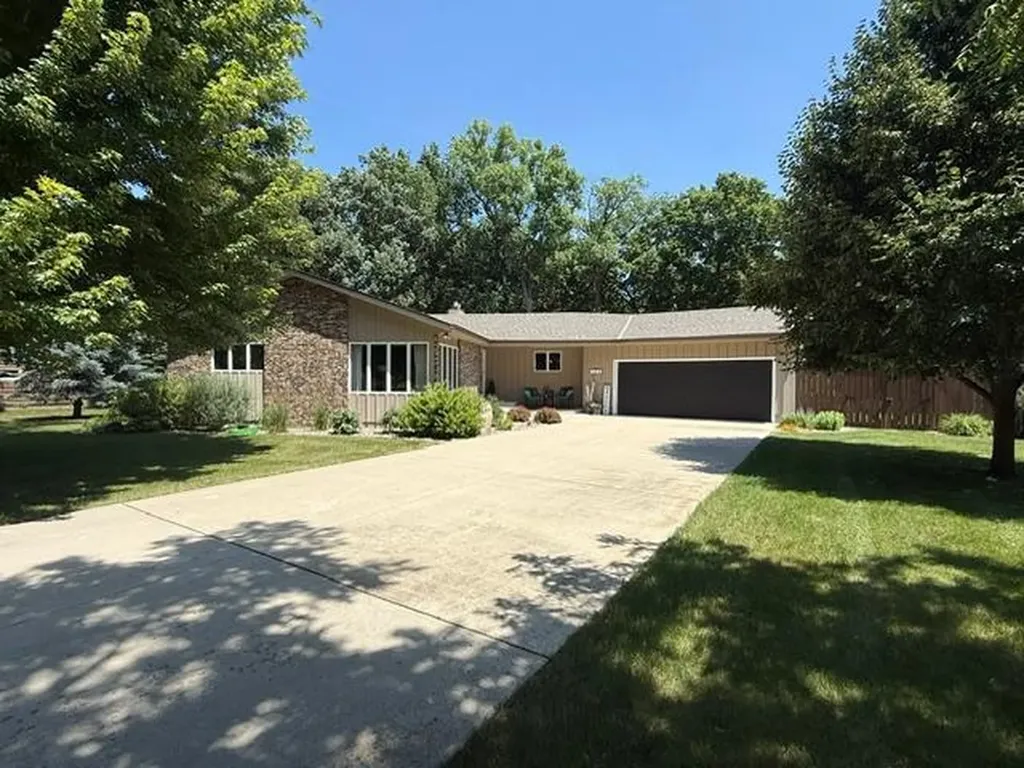 104 Cedar Point Redwood Falls MN 56283