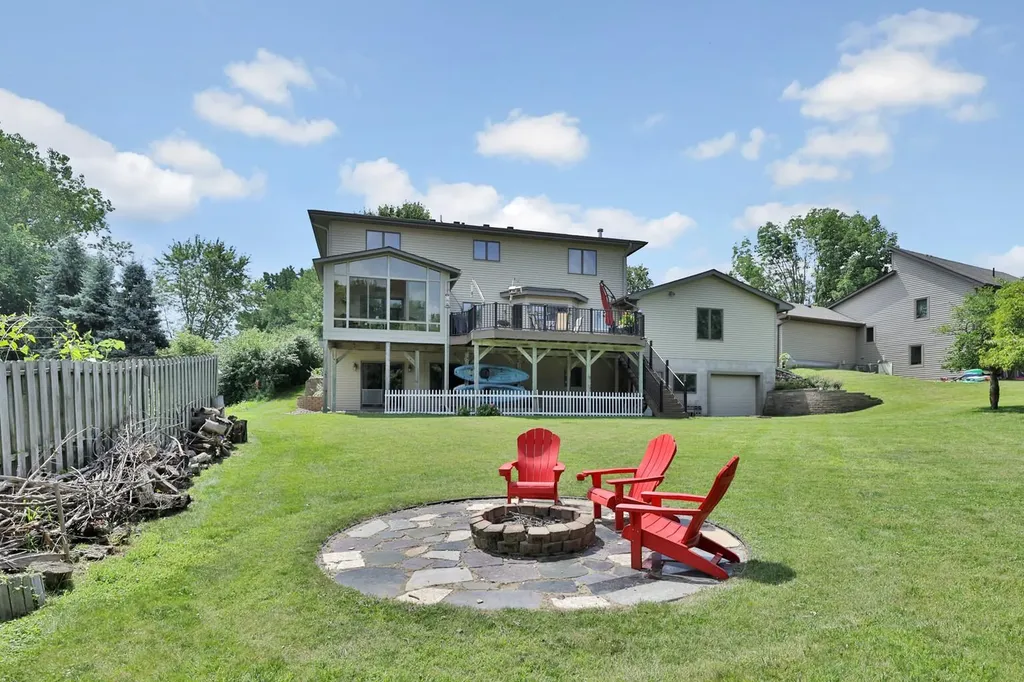 987 Demont Avenue E Maplewood MN 55109